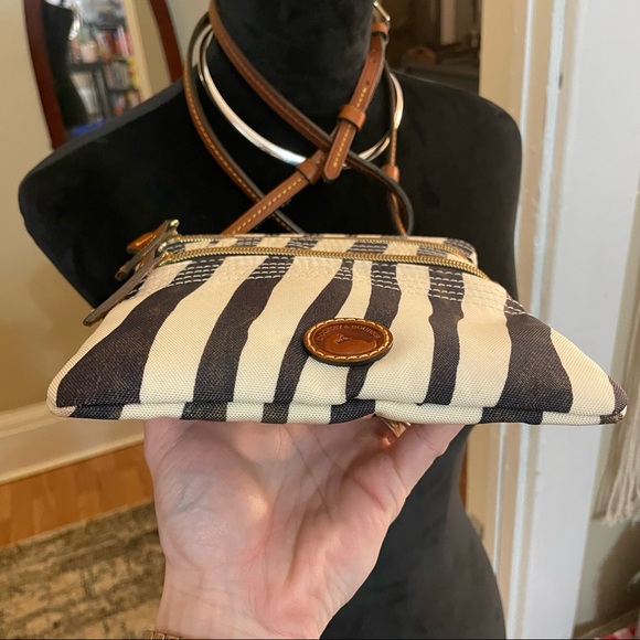 NWOT Dooney & Bourke Nylon North South Triple Zip Animal Crossbody Red Lining 🎁 - Picture 3 of 11